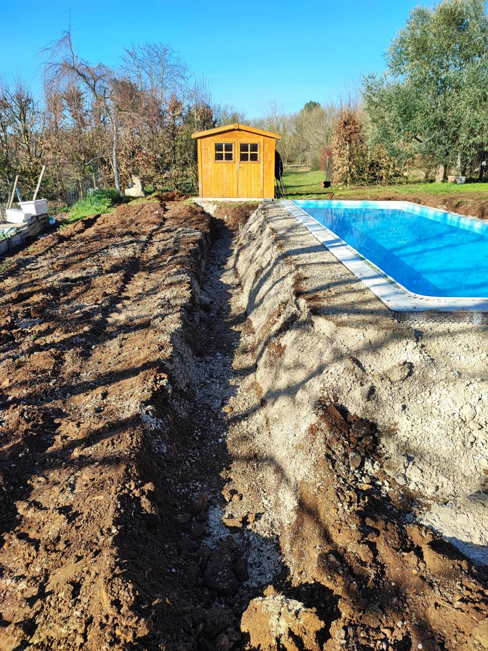 Création de dalle béton en périphérie d'une piscine avec mur de soubassement en blocs à bancher (3)-min