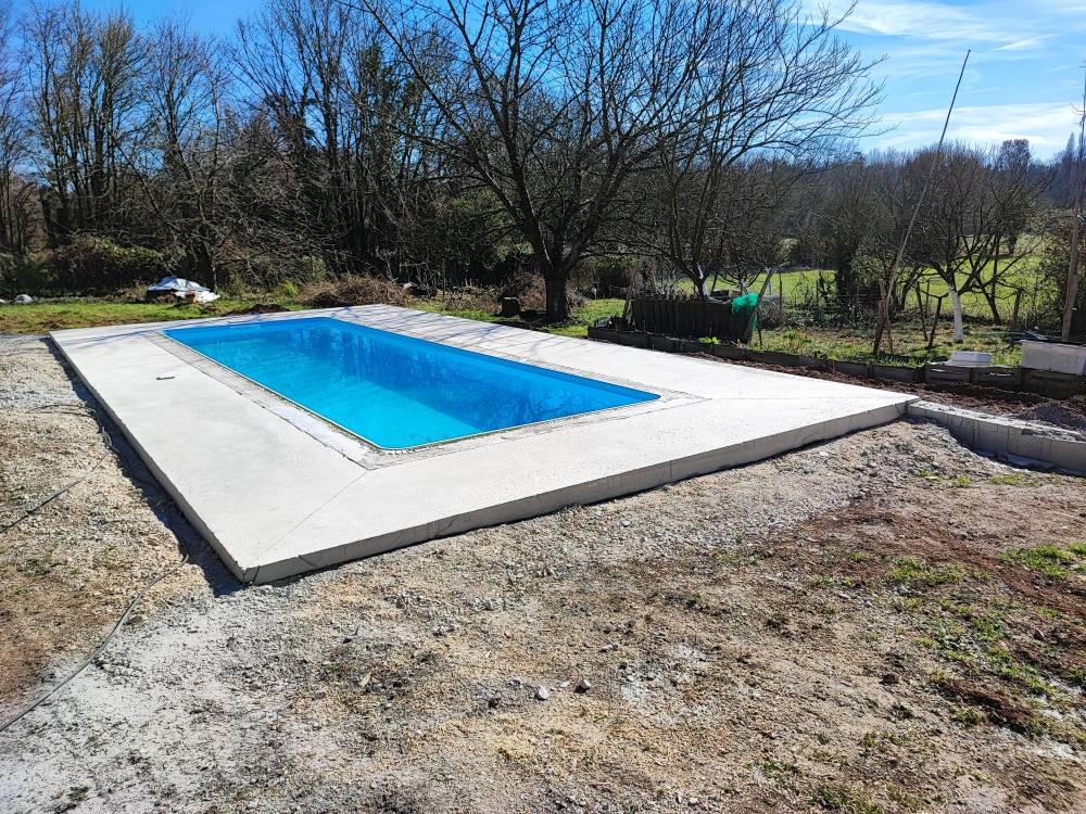 Création de dalle béton en périphérie d'une piscine avec mur de soubassement en blocs à bancher (5)-min